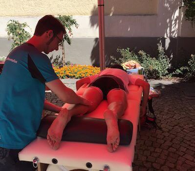 Jörg Scheiderbauer Nach dem M3 Marathon bei der Massage